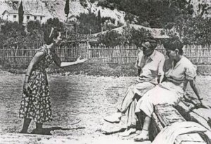  Θάνος Τράγκας σκηνοθετώντας την Τζένη Καρπούζη (Καρέζη) ως "Αντιγόνη" 1951, ΡΕΞ